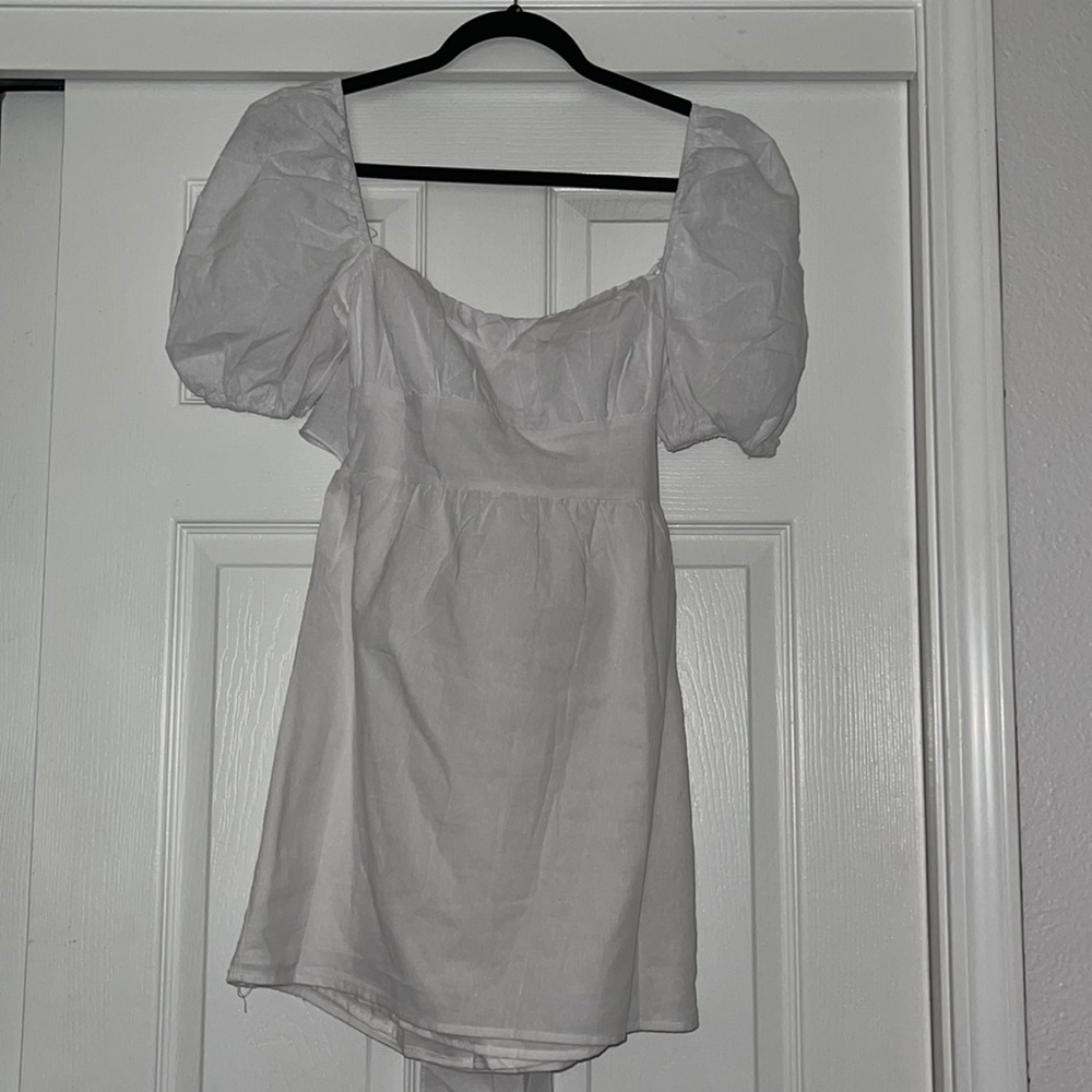 NEW NEVER WORN SIZE 6: WHITE DRESS OPEN BACK